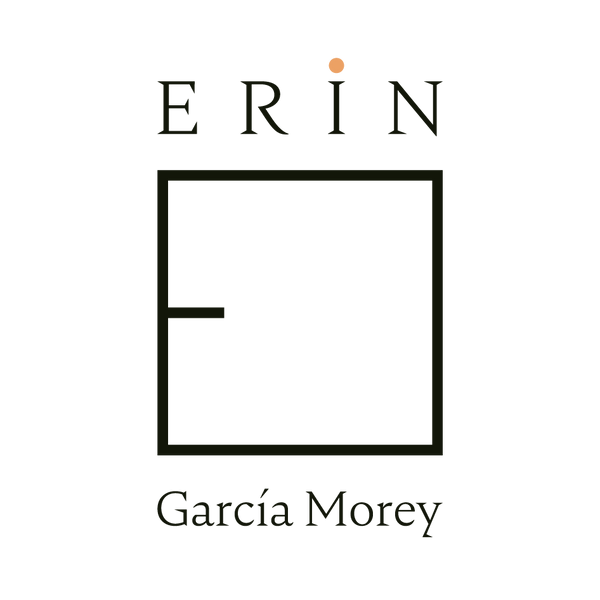 Logo de Erin García Morey: diseño minimalista con un cuadrado, una línea en el lado izquierdo evocando la E, y su nombre ubicado arriba y abajo del símbolo.