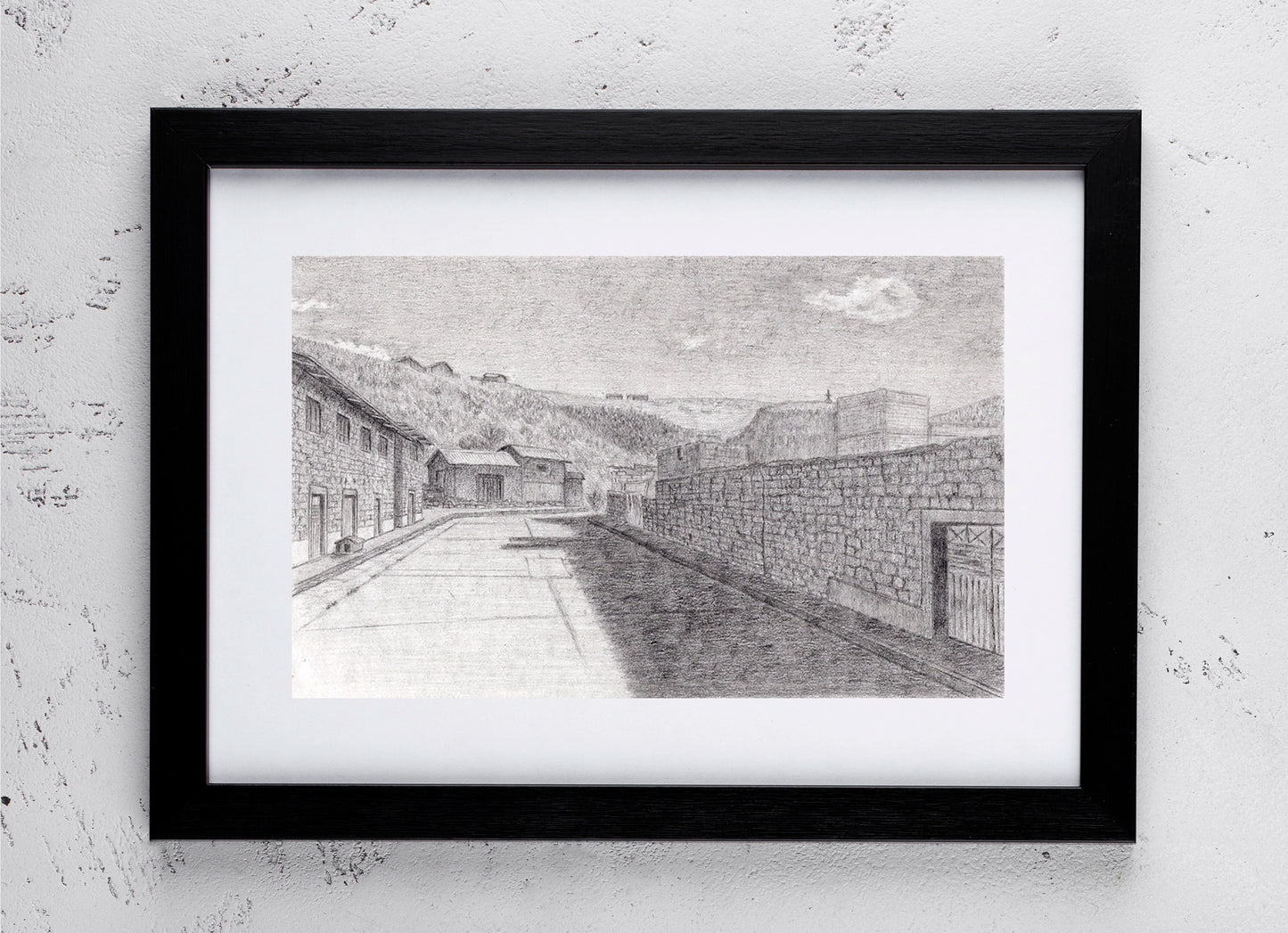 Mockup de una calle en Puno, imagen digital del dibujo arquitectónico en grafito, simulando enmarcado en negro con paspartú blanco.