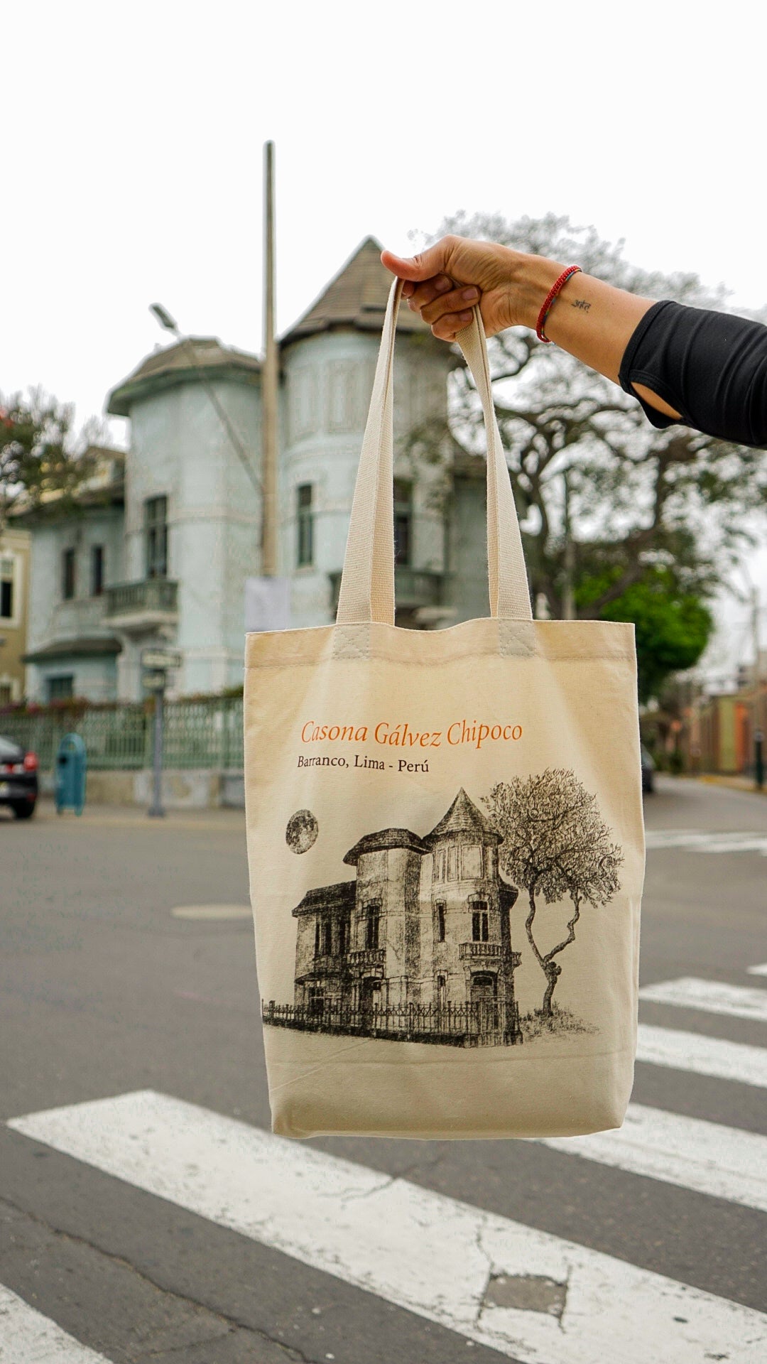 Tote Bag con diseño arquitectónico de Barranco. Bolso de tocuyo 100% algodón con impresión en serigrafía de un dibujo original de Erin García Morey.