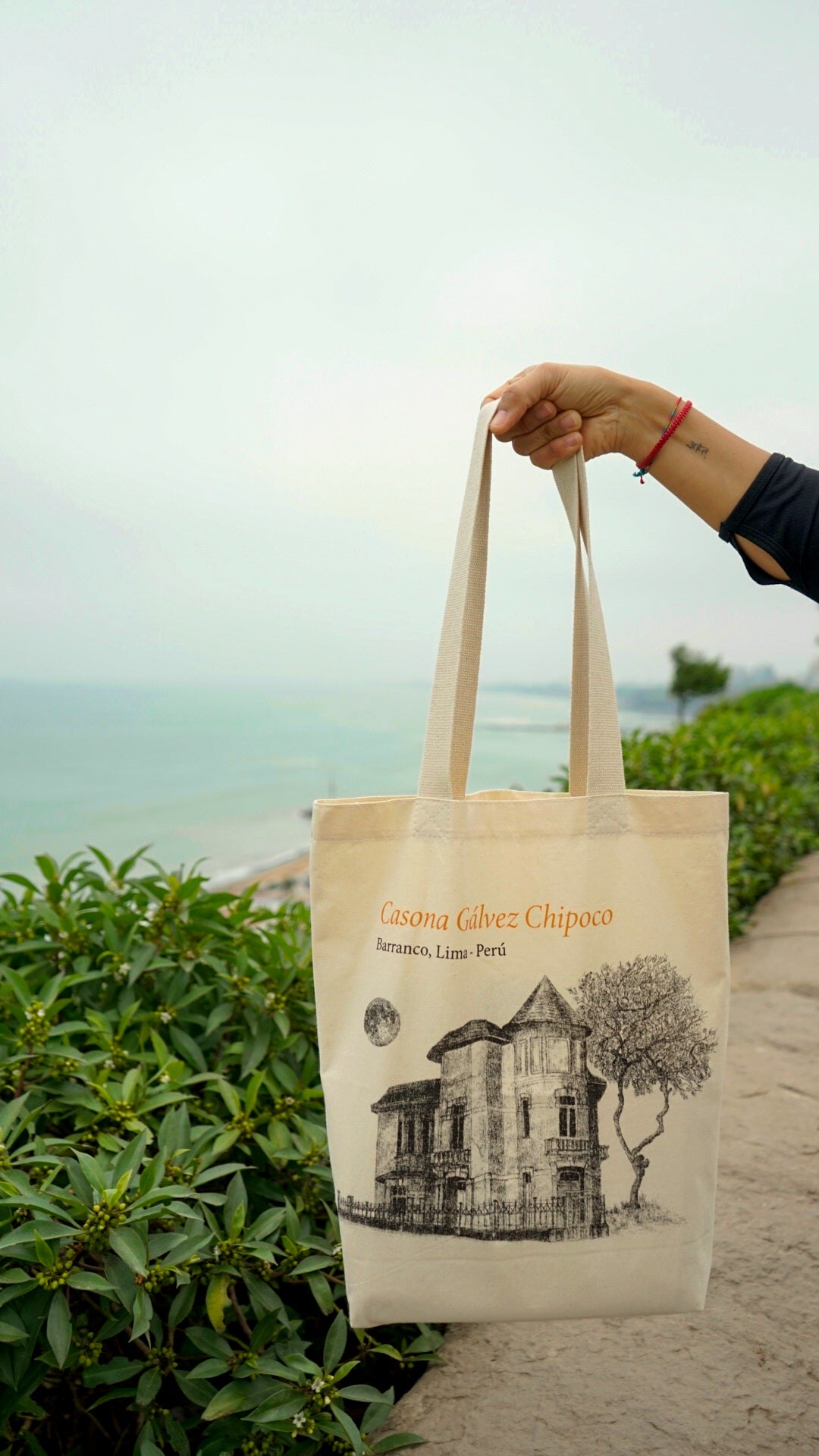 Tote Bag con diseño arquitectónico de Barranco. Bolso de tocuyo 100% algodón con impresión en serigrafía de un dibujo original de Erin García Morey.